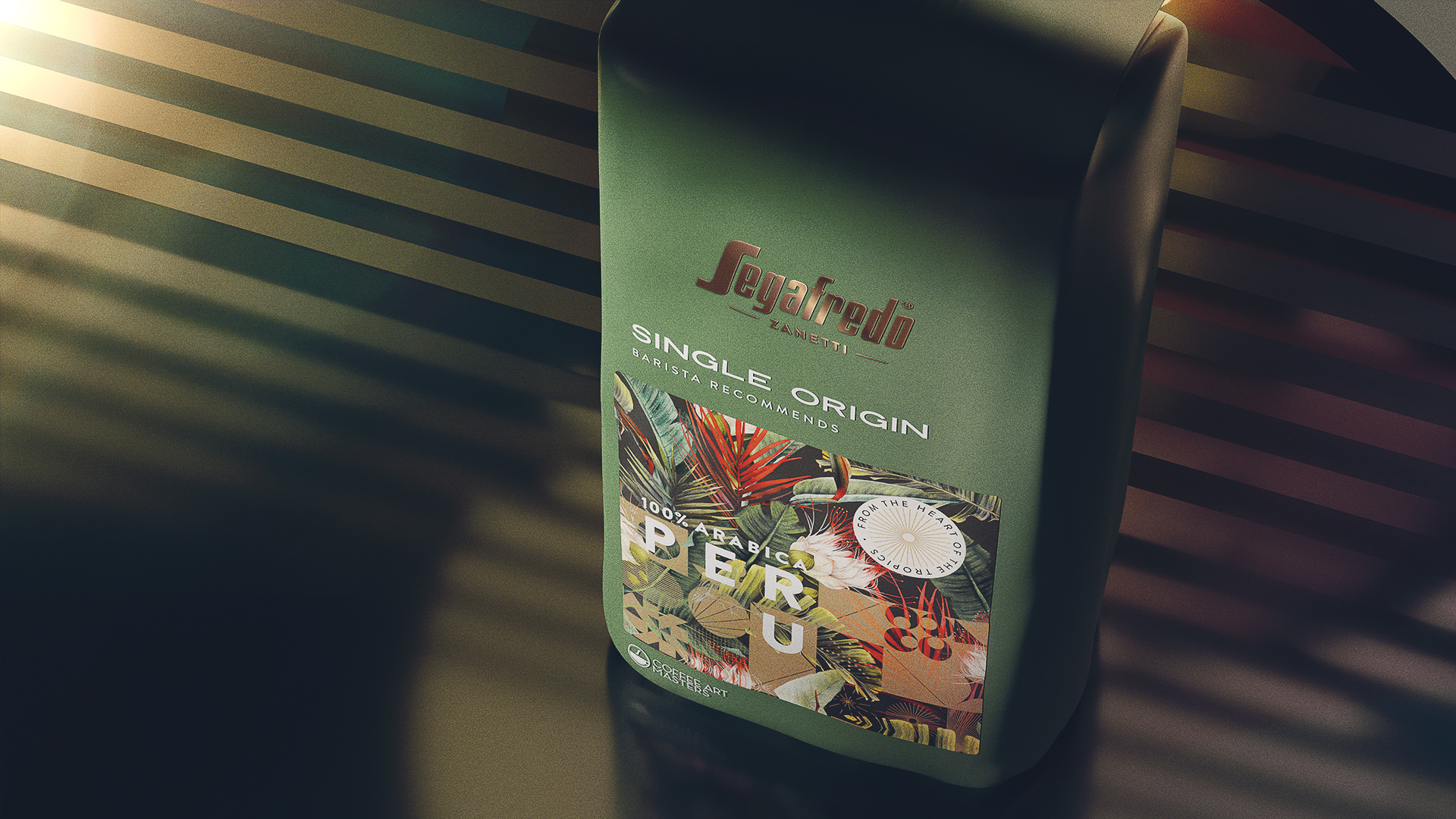 Segafredo - Single Origin Peru - zielone opakowanie kawy w zbliżeniu i ujęciu lekko od góry ukazujące szczegóły opakowania i etykiety dla 100% Arabica Peru, etykieta z elementami rośłiności egzotycznej, stonowana i wyważona w kompozycji