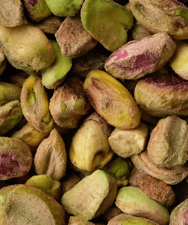 Czekotubka Pistacjowa E.Wedel trzymana na tle błękitnego nieba | packaging design FYNK Kraków